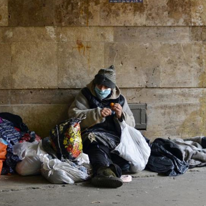 Публикация в социалната мрежа Facebook разпали дискусия относно помощта към хора в