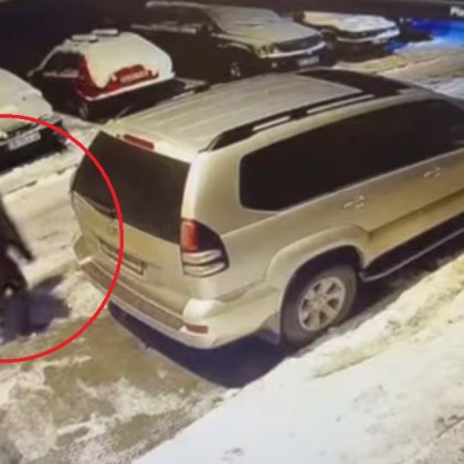 На публикувани в мрежата записи се вижда как мъж облечен