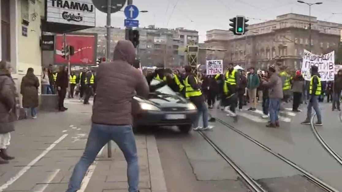 Кола се вряза в протестиращи студенти в Белград, 20-годишна е тежко ранена ВИДЕО