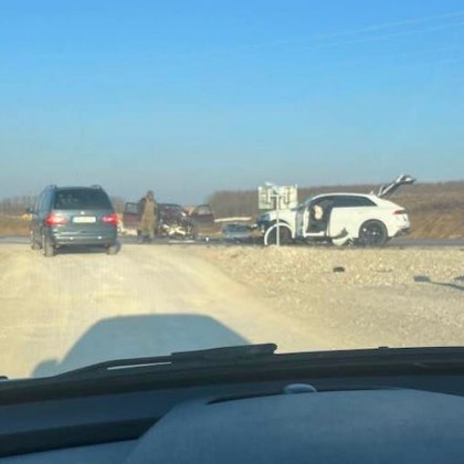Тежка катастрофа е станала този следобед в Плевенско Две коли са