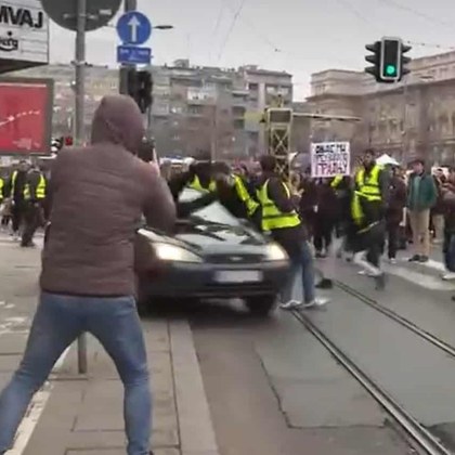Днес автомобил се вряза сред протестиращи студенти в Белград съобщава