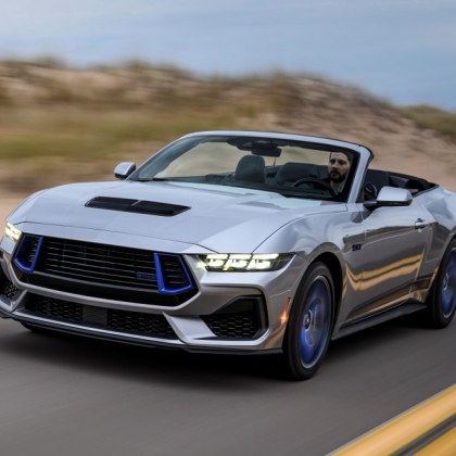 Лек автомобил Форд Мустанг с български транзитни регистрационни табели е