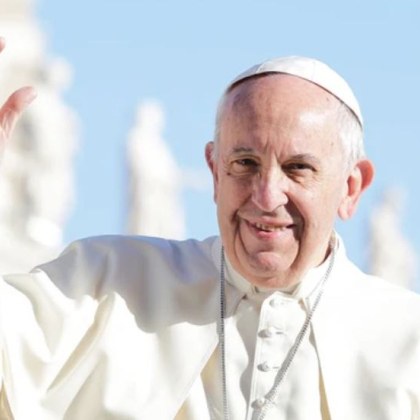 Папа Франциск е наранил дясната си предмишница след падане в