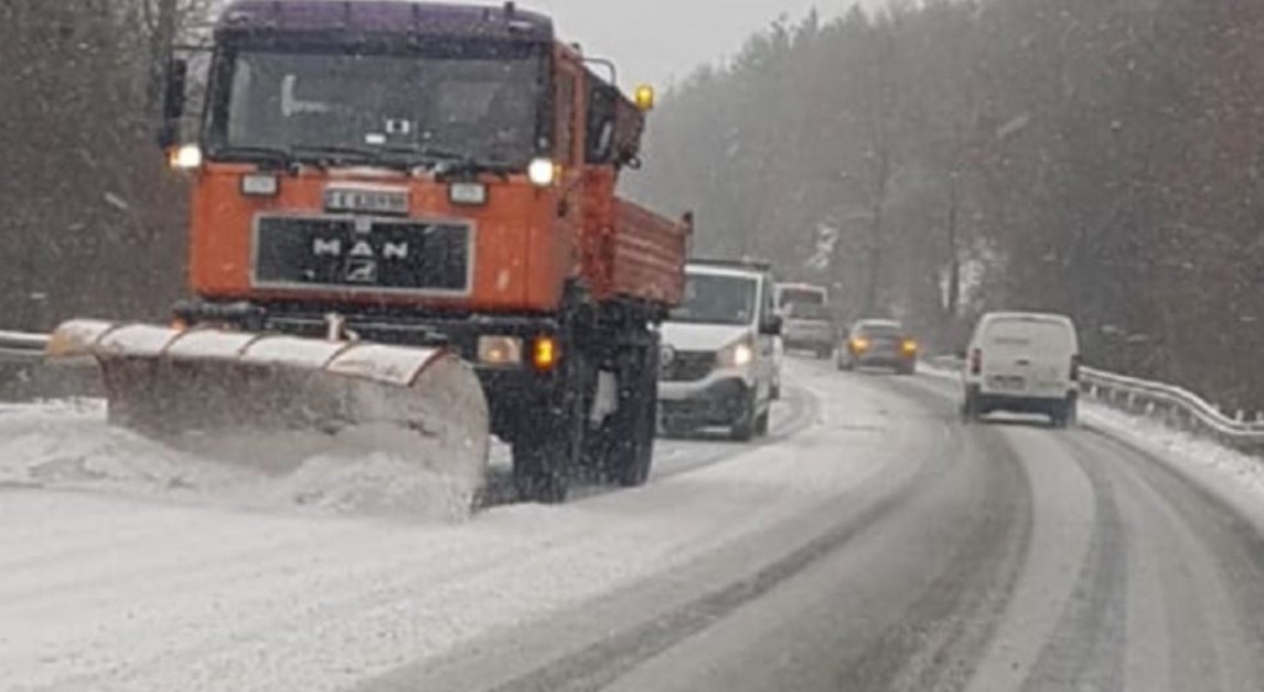 Полицаи глобиха водач на снегорин