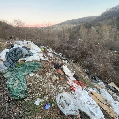 Истинско сметище се е появило край последните къщи на един