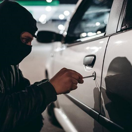 Криминално проявен мъж открадна кола от автокъща в Бургас съобщиха