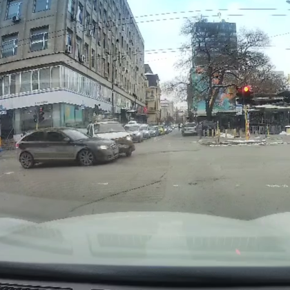 Дама която е твърде заета да си играе на телефона