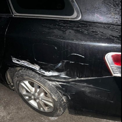 Водач откри паркираната си кола със сериозни щети а от
