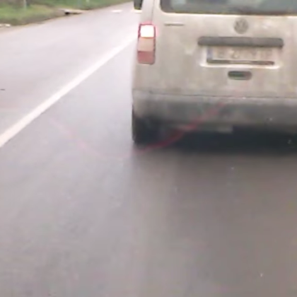 Едно видео публикувано във Facebook улови двама нарушители на пътя Клипът