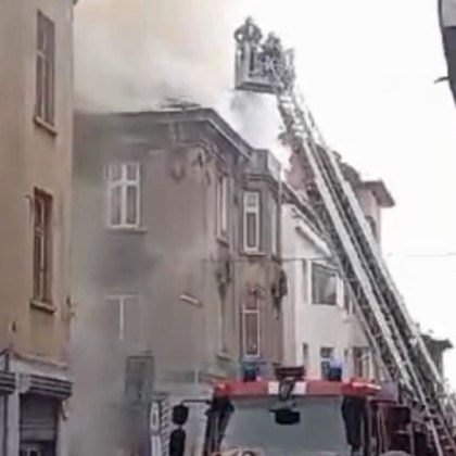 Пожар избухна в сграда до Женския пазар в София Запалил се