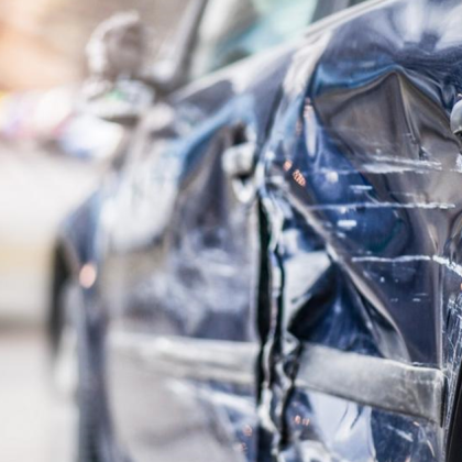 Водач на скъп Мерцедес бял на цвят с регистрационен