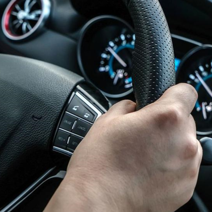 Шофьорът на лекия автомобил Мерцедес със софийска регистрация който предизвиква