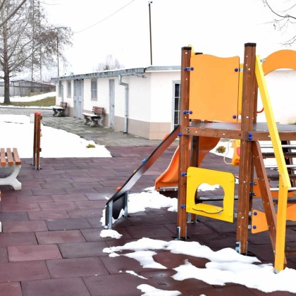 Обновиха стара детска площадка пред стадиона в пловдивското село Маноле Тя