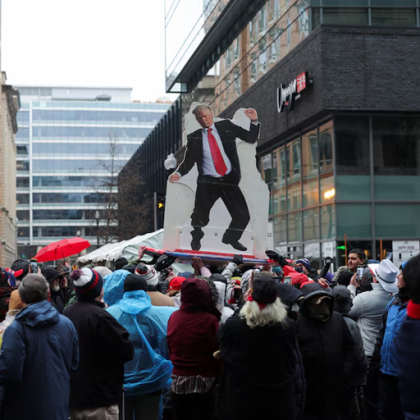 Хиляди привърженици на Доналд Тръмп чакаха с часове под дъжда