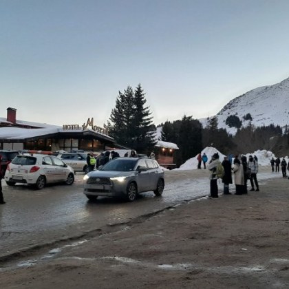 Над 200 туристи чакаха с часове на студа на една