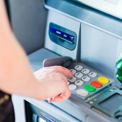 Гръцкото правителство прие мерки за премахване на таксите в банките