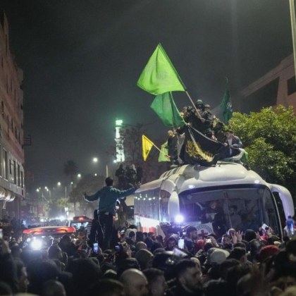 Израел освободи рано в понеделник 90 палестински затворници Това стана