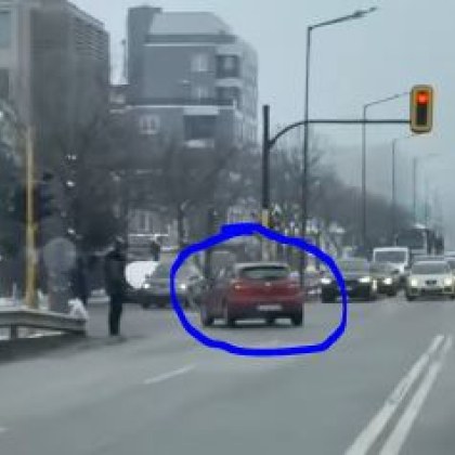 Водач с червен автомобил успя да привлече вниманието на участниците