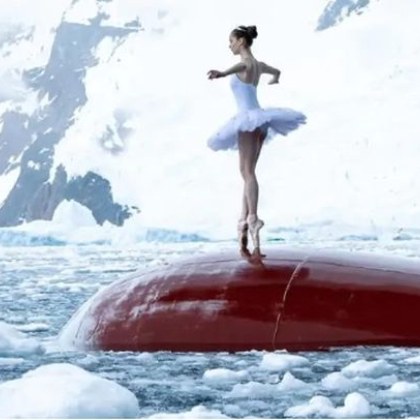 Френската балерина Виктория Добервил изпълни кратък но динамичен танц на носа на