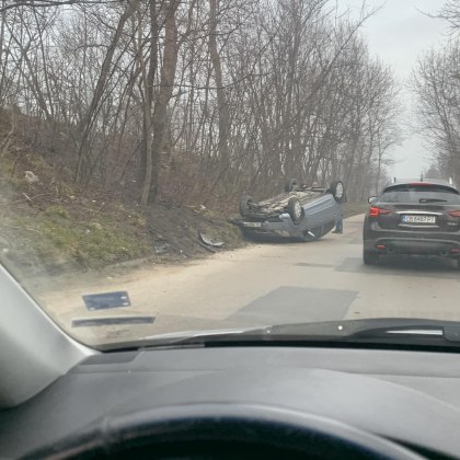 Лек автомобил се е преобърнал по таван край Варна Това