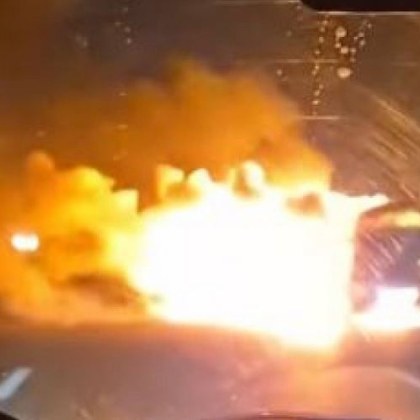 Лека кола се блъсна в електрически стълб и се запали