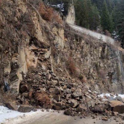 Паднала скална маса върху пътното платно в началото на село