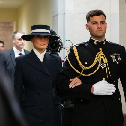 Изображението на Мелания Тръмп при встъпването в длъжност предизвика интерес за