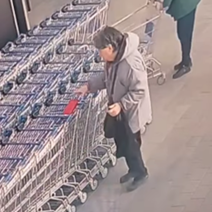 Жена взе чуждо портмоне забравено върху пазарски колички пред магазин