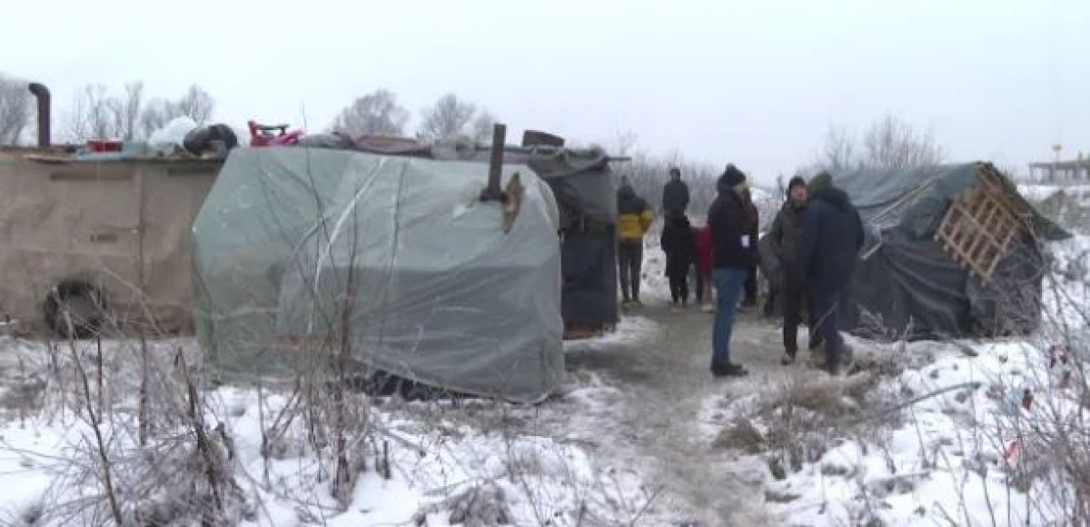 Незаконен катун в София: горят отпадъци, замърсяват