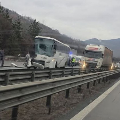 Катастрофа стана на автомагистрала Хемус Автобус е катастрофирал в платното