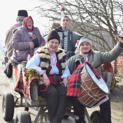 С традиционни ритуали и тържества бабите и младите майки в