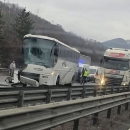 Трима души са транспортирани в столичната УМБАЛ Света Анна след