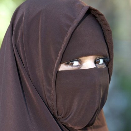 Иракският парламент прие поправки в закона за личния статут легализиращи