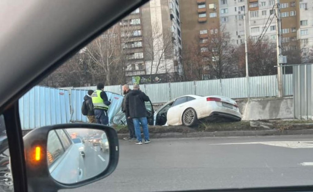 Ауди се хвърли в изкоп за метрото СНИМКА