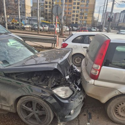 Катастрофа затруднява сериозно движението в София Две коли са се сблъскали