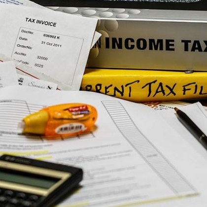 За тричленно семейство двама работещи възрастни с едно дете до