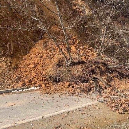 Свлачище затвори пътя към златоградското село Аламовци алармираха минувачи в