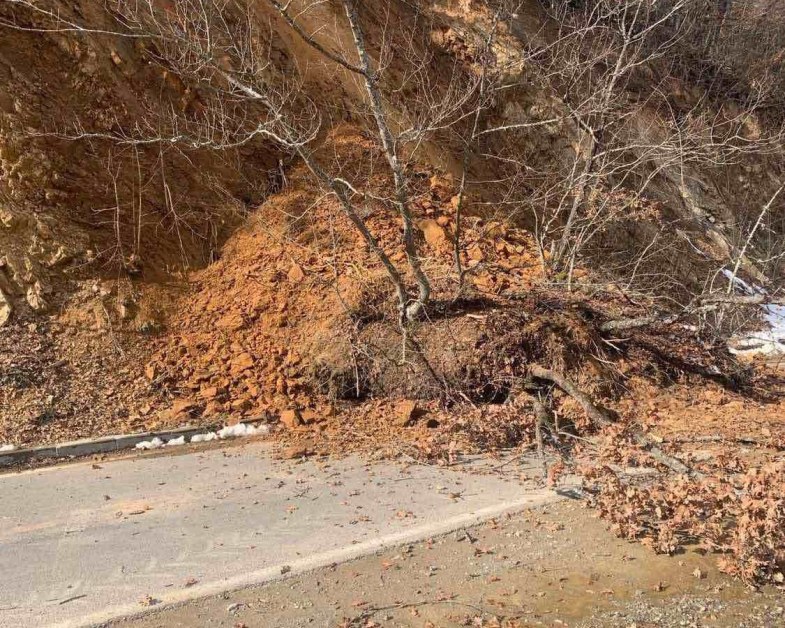 Свлачище затвори път за златоградско село СНИМКА