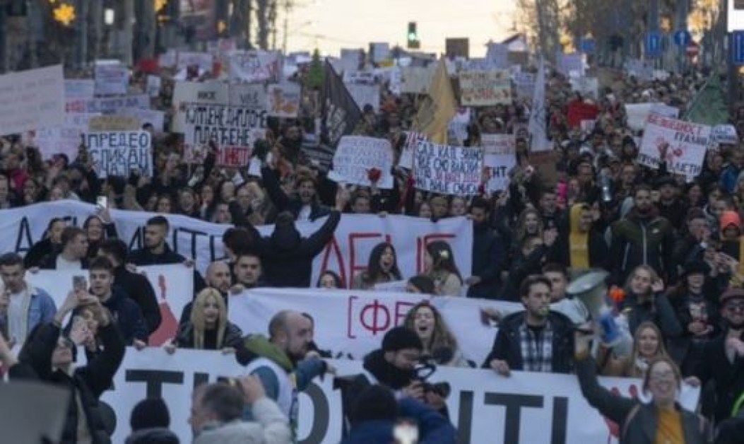 Кола се вряза в протестен митинг, пострада млада жена