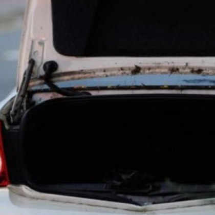 Млада жена опита да превози любимия си в багажник Последва