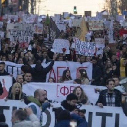 Автомобил се вряза в едно от протестните антиправителствени шествия в