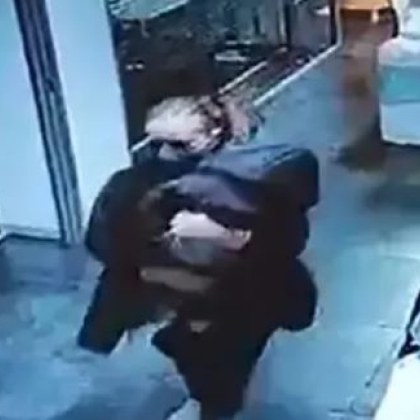 51 годишна жена симулира бременност в продължение на девет месеца a