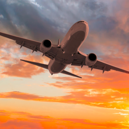 Стюардеси запушиха устата на буен пътник като я залепиха с