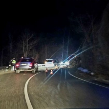 Свлачище е паднало на пътното платно на няколко километра след