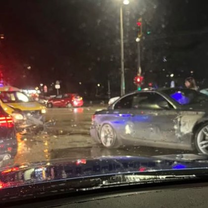 Катастрофа затруднява движението в София Такси и кола са се сблъскали