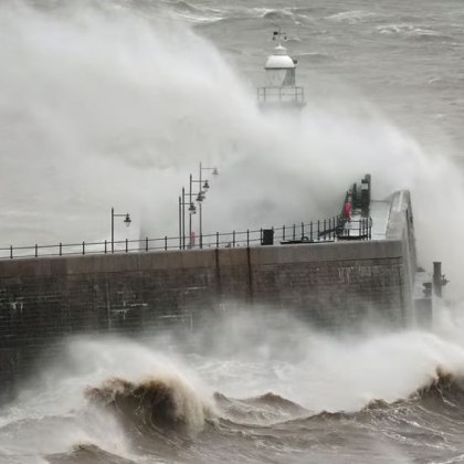 Полети бяха отменени пътища затворени и фериботи спрени