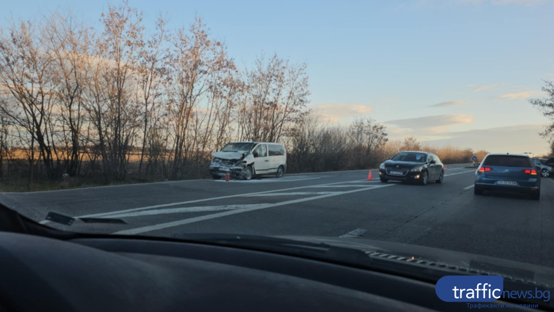 Бус се вряза в джип на Околовръстното на Стара Загора СНИМКИ