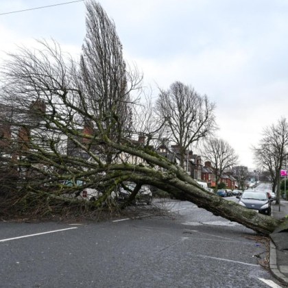 Властите във Великобритания призоваха хората да не напускат домовете си