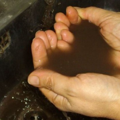 Жителите на Ловеч сигнализират че въпреки смяната на водопроводните тръби от чешмите