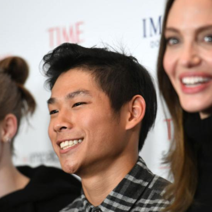 21 годишният осиновен син на Анджелина Джоли и Брад Пит претърпя нов инцидент с електрическия си велосипед съобщава TMZ Според